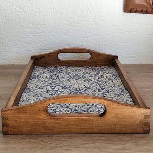 Plateau de service rectangulaire en bois, finition vernie, pour table, avec motif marocain bleu et blanc. - Product Image 6
