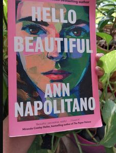 Bonjour Belle, roman de fiction en édition anglaise, histoire familiale contemporaine de Ann Napolitano - Product Image 1