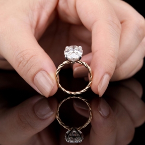Anillo de compromiso con diamante cultivado en laboratorio de corte ovalado de 2.0 CT, oro amarillo macizo de 14K con tallo retorcido y halo oculto, anillo de boda para ella. - Product Image 5
