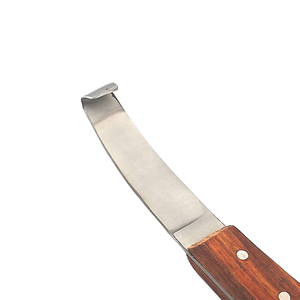 Couteau à sabots en acier inoxydable de qualité supérieure, marque privée, outils de fermeur avec manche en bois, outils vétérinaires OEM pour le soin des sabots - Product Image 3