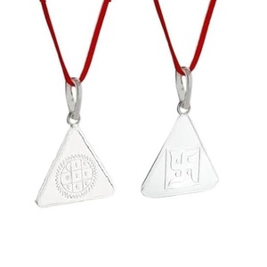 Pendentif Surya Yantra en argent pur pour homme et femme, argent 7 g, taille 4x4 cm, forme triangulaire - Product Image 1