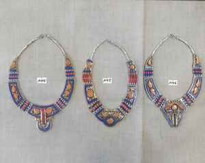 Collares de estilo étnico con incrustaciones de piedras multicolor sobre metal blanco - Product Image 1