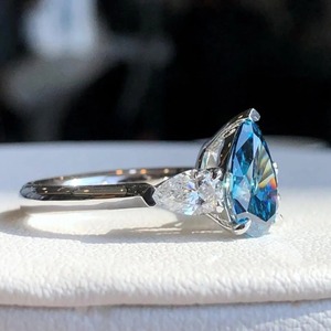Anillo de Compromiso de Tres Piedras con Diamante Cultivado en Laboratorio Certificado por IGI, Color Azul Pera de 2.1ct, Oro Blanco de 14K, Diseño de 3 Piedras - Product Image 2