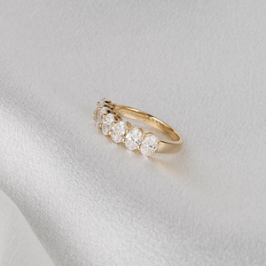 Bague à sept pierres en diamant de laboratoire ovale de 1,4 carat, monture à griffes en or jaune 14 carats, alliance élégante, bijoux fins minimalistes - Product Image 2