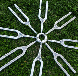 ส้อมเสียงรูปตัวยูขนาดใหญ่สำหรับปรับจูน DNA – 528Hz, 639Hz เครื่องดนตรีบำบัดเสียงโซลเฟจจิโอ ชุด 5 ชิ้น - Product Image 4