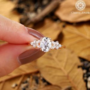 Bague de fiançailles classique pour femme Charm Jewells en argent plaqué or 18 carats avec moissanite taille coussin et trois pierres serties à griffes, 3 grammes, IGI - Product Image 4