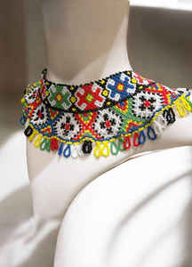 Collier brodé de perles de verre chic Bijoux de style designer pour robes traditionnelles, robes de soirée et vêtements d'occasion - Product Image 4