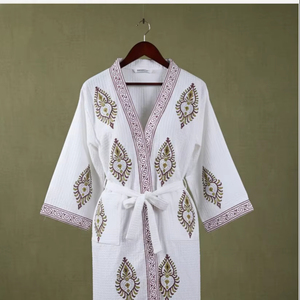 Robe longue unisexe en coton gaufré imprimé à la main, motif floral blanc, idéale pour les fêtes décontractées de printemps - Product Image 1