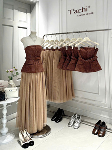 Robe de soirée longue plissée en tulle, style A-line, taille empire, sans bretelles, sans manches, avec haut court jacquard à carreaux et perles, pour toutes les occasions - Product Image 1