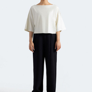 Vente directe d'usine, t-shirts blancs minimalistes confortables pour femmes, best-sellers, col bateau à manches larges, élégants, mode moderne - Product Image 1