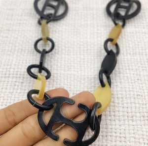 Collier tribal en résine marron avec perles en forme de corne, bijoux de mode pour femmes, accessoire de costume ethnique, cadeau, collier fait main - Product Image 1