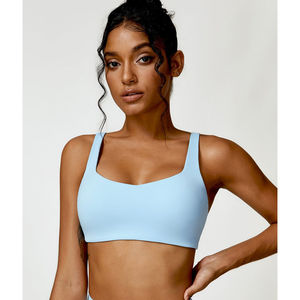 Sujetador deportivo Camila azul hielo con logo personalizado, escote en forma de corazón, nuevo y de alto impacto para gimnasio y fitness para mujer. - Product Image 1