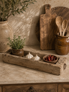 Plateau multifonction en bois vintage Khaliya avec poignées, pour servir des serviettes de bain, des fruits secs, des bougies, des verres, des fleurs, ou comme décoration. - Product Image 3