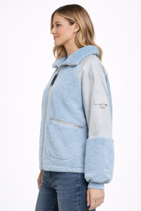 เสื้อแจ็คเก็ตซิปสำหรับผู้หญิงสีฟ้าอ่อนแบบมีแผงเชอร์ปา – เสื้อโค้ทกันหนาวพรีเมียมแขนตัดต่อเนื้อผ้าขนแกะนุ่ม คอสูง - Product Image 2