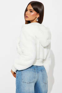 Hoodies et Sweatshirts Personnalisés Blancs Unisexe Surdimensionnés 350 GSM pour Femmes – Fabricants de Hoodies Personnalisés de Qualité Supérieure - Product Image 3