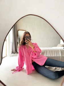 เสื้อครอปแขนระบายคอวีสีขาวสไตล์โบฮีเมียน ผลิตจากผ้าฝ้าย 100% เป็นมิตรต่อสิ่งแวดล้อม ดีไซน์เรียบง่ายลายพื้น ติดกระดุม แบบวินเทจ รับผลิตตามแบบ ODM - Product Image 1