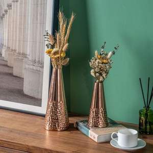 Vase à fleurs en métal orné, conçu pour compléter les thèmes de décoration traditionnels avec des détails de surface complexes - Product Image 6