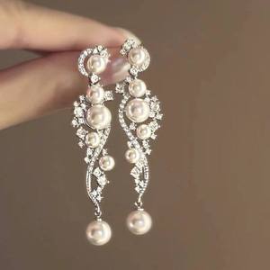 Boucles d'oreilles romantiques unisexes AMBER JEWELS T-2803 plaquées or 14 carats avec perles et accents de diamants, style vintage pour mariage - Product Image 3