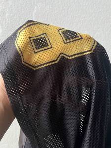 เสื้อเจอร์ซีย์อเมริกันฟุตบอลแบบครอป สีดำ ตาข่ายสีเหลือง พิมพ์หมายเลข 98 คอวี แขนสั้น แห้งเร็ว ระบายอากาศได้ดี สตรีทแวร์ รุ่นปี 2026 - Product Image 4