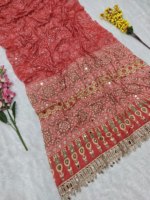 Ensemble Saree en Soie Rouge Imprimé Numérique Infroissable Anti-UV avec Blouse Brodée à Motifs Miroir et Bordure à Pompons Style Traditionnel