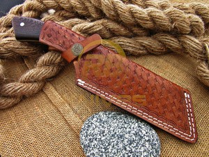 Couteau de chasse en acier Damas personnalisé, avec manche en bois et étui en cuir, outil de survie en plein air, vente chaude - Product Image 5