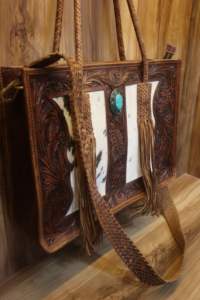 Sac fourre-tout en cuir véritable façonné à la main avec panneau en cuir de vachette à poils et concho turquoise, sac à bandoulière à franges fait main pour femme - Product Image 3