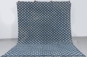 Alfombra Artesanal Abstracta de Tejido Plano Ecológico de Pelo Corto |   Alfombra de Lana Azul y Marfil |   Alfombra Moderna para Piso - Product Image 6