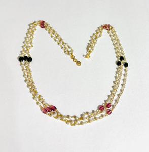 Elegante Collar de Perlas Blancas de 3 Capas y Cuentas de Vidrio Ovaladas de 24 Pulgadas, Joyería de Diseño en Capas Chapada en Oro - Product Image 2