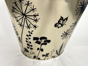 ถังขยะโลหะเคลือบเงินตกแต่งพร้อมลายพิมพ์สีดำ เหมาะสำหรับการตกแต่งภายในบ้านสมัยใหม่และการจัดระเบียบบ้าน - Product Image 4