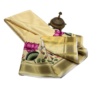 Sari de Seda Suave Dorado con Diseño Tradicional de Vacas y Borde Decorativo - Product Image 3