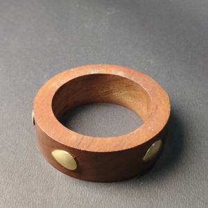 กำไลข้อมือไม้ลายธรรมชาติแบบลึก พร้อมตกแต่งด้วยทองเหลืองรูปหยดน้ำ งานฝีมือแบบดั้งเดิมสไตล์อินเดีย เครื่องประดับไม้ แฟชั่นที่ยั่งยืน - Product Image 5