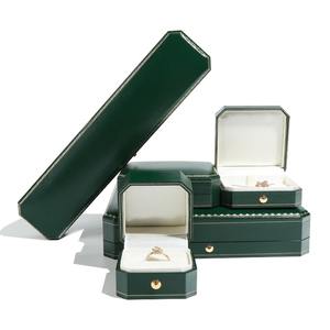 Caja de Joyería Rectangular de Lujo Personalizada en Cuero PU y Terciopelo para Anillos, Aretes y Collares - Empaque para Bodas con Logotipo del Cliente - Product Image 1