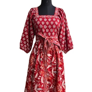 Robe d'été en coton à col rond, taille naturelle, imprimée à la main, longueur genou, avec ceinture, motif floral, écologique, style bohème, coupe ample - Product Image 1