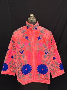Chaqueta de terciopelo rosa coral de lujo, bordada a mano con motivos florales Suzani, abrigo de invierno, abrigo corto cálido de diseño bohemio - Product Image 4