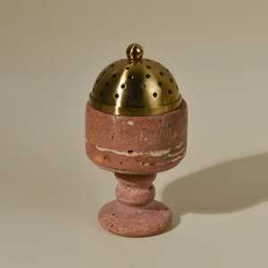 Porta incienso artesanal de piedra con tapa de latón en forma de cúpula, base pulida de color marrón rojizo, accesorio artesanal funcional. - Product Image 1