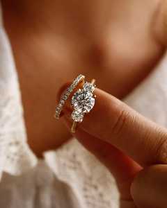 แหวนเพชรทรงกลม 2 กะรัต เพาะเลี้ยงในห้องปฏิบัติการ ทอง 14K ประดับเพชรสามเม็ด สำหรับงานหมั้น งานครบรอบ งานแต่งงาน ผู้ผลิตเครื่องประดับ โรงงาน ผู้จัดจำหน่าย - Product Image 6