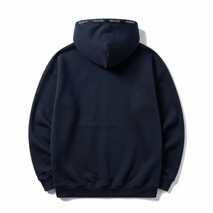 Sweat-shirt à capuche texturé bleu marine personnalisé pour homme, pull-over imprimé avec logo sur la bordure de la capuche, style streetwear - Product Image 2