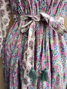 เดรสยาวพิมพ์ลายดอกไม้ คอวี แขนยาว ผ้าฝ้าย ไซส์ใหญ่ สำหรับผู้หญิง ลายพิมพ์บล็อกด้วยมือ รุ่นใหม่ล่าสุด - Product Image 3