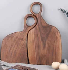Planche à découper élégante en bois pour comptoir de cuisine, offrant une finition en bois naturel et une surface de préparation alimentaire durable - Product Image 4