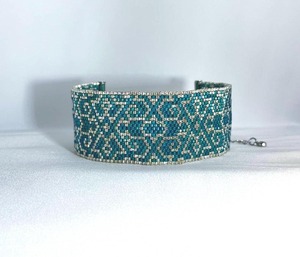 Bracelet de luxe fait main perlé, motif bleu sarcelle et argent, design exquis, bijou manchette en métal, cadeau - Product Image 1