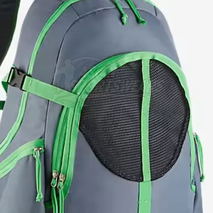 Mochila de fútbol versátil y protectora para todo tipo de clima con red integrada para balón, ideal para actividades deportivas al aire libre. - Product Image 3