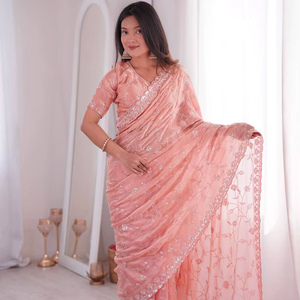 Magnifique soie de Bollywood avec de véritables perles lourdes, motifs Moti et fils, travail de Pallu en C avec bordure ajourée fantaisie - Product Image 1