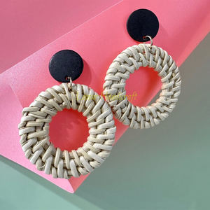 Pendientes huecos geométricos de rafia de ratán para vacaciones en la playa de verano hechos a mano para mujer hechos en Vietnam - Product Image 3