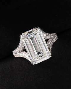 Elegante Anillo de Diamantes con Corte Esmeralda para Mujer en Oro Blanco, Anillo de Diamantes con Engaste de Garras en Forma de Esmeralda, Joyería de Lujo para Compromiso y Fiestas - Product Image 1