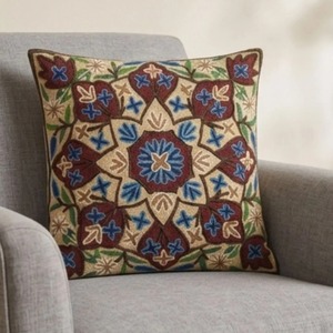 Funda de cojín con bordado Crewel de Cachemira — Beige natural con mandala geométrico en marrón y azul - Product Image 1