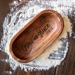 Bol de service ovale artisanal en bois d'acacia gravé, fait main, pour fruits, pain et en-cas, style rustique, cadeau chrétien, décoration - Product Image 1