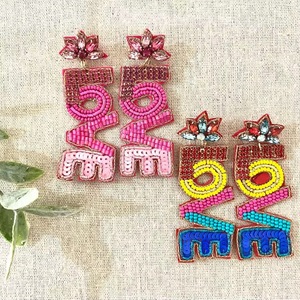 Pendientes de tuerca de moda para mujer, hechos a mano, con cuentas de cristal y engaste de garra, diseño de fresa en blanco y dorado, de Ziyan Handicraft - Product Image 5