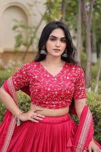 Conjunto de Lahenga Choli de satén premium Glory para mujer, con bordado Zari y lentejuelas, con dupatta. - Product Image 5