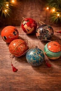 Boules de Noël en papier mâché brillant mat faites à la main, lot de 24, ornements de sapin rouges - Product Image 2