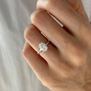 Bague solitaire ovale en diamant de laboratoire de 1,5 carat à 4 griffes, bague de fiançailles minimaliste en or blanc, certifiée IGI - Product Image 1